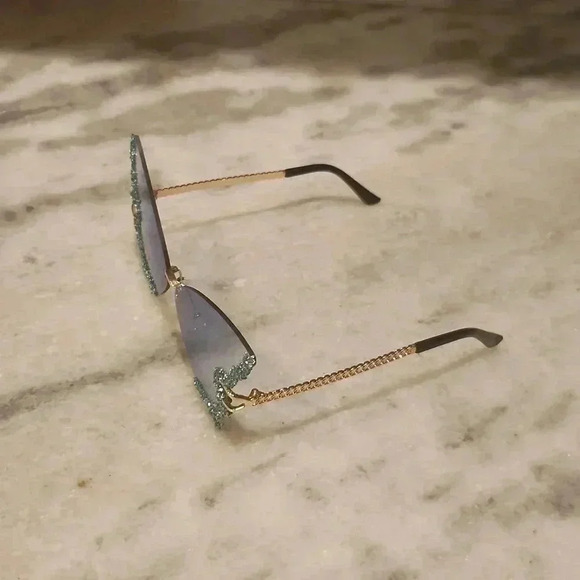 Butterfly sunglasses with stones new - Picture 3 of 5